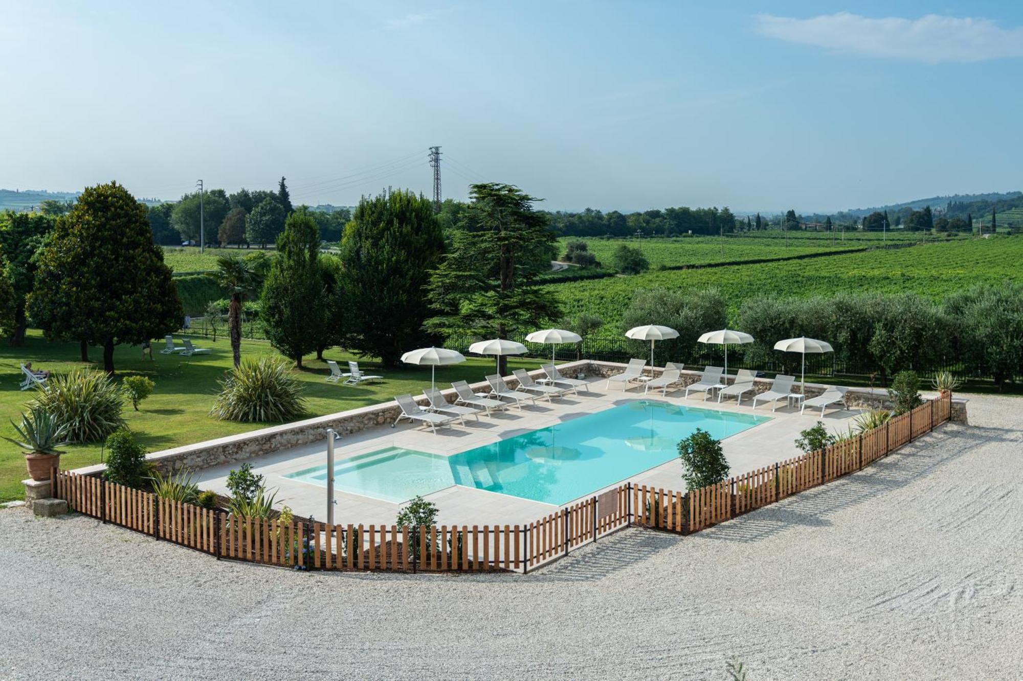 Verdeolivo 1876 - Apartments & Pool Mezzane di Sotto Bagian luar foto